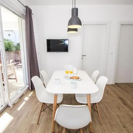 In With Terrace, Air Conditioning, Wifi, Dishwasher, Pool 4932-3 Apartment Vodice