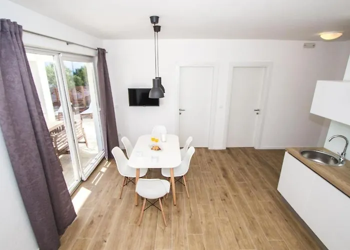 In With Terrace, Air Conditioning, Wifi, Dishwasher, Pool 4932-3 アパート ヴォディツェ