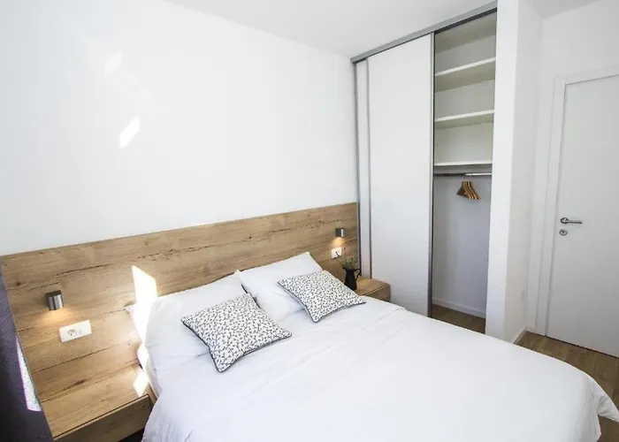 In With Terrace, Air Conditioning, Wifi, Dishwasher, Pool 4932-3 アパート ヴォディツェ