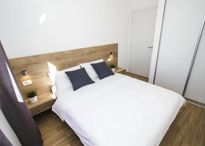 In With Terrace, Air Conditioning, Wifi, Dishwasher, Pool 4932-3 アパート ヴォディツェ