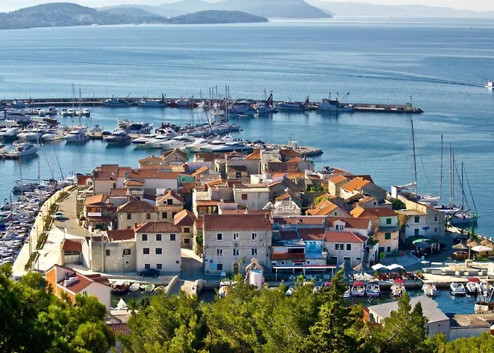 Apartman In With Terrace, Air Conditioning, Wifi, Dishwasher, Pool 4932-3 Vodice